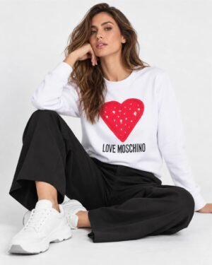 Love Moschino JH6924PP0NL52100 λευκό sweatshirt με κόκκινη καρδιά φορεμένο σε μοντέλο καθιστή πόζα