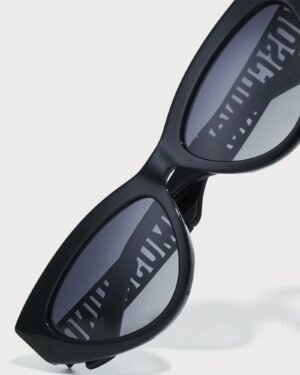 Moschino MOS160/S 807/9O μαύρα γυαλιά ηλίου κοντινή λεπτομέρεια σκελετού και γκρι φακών