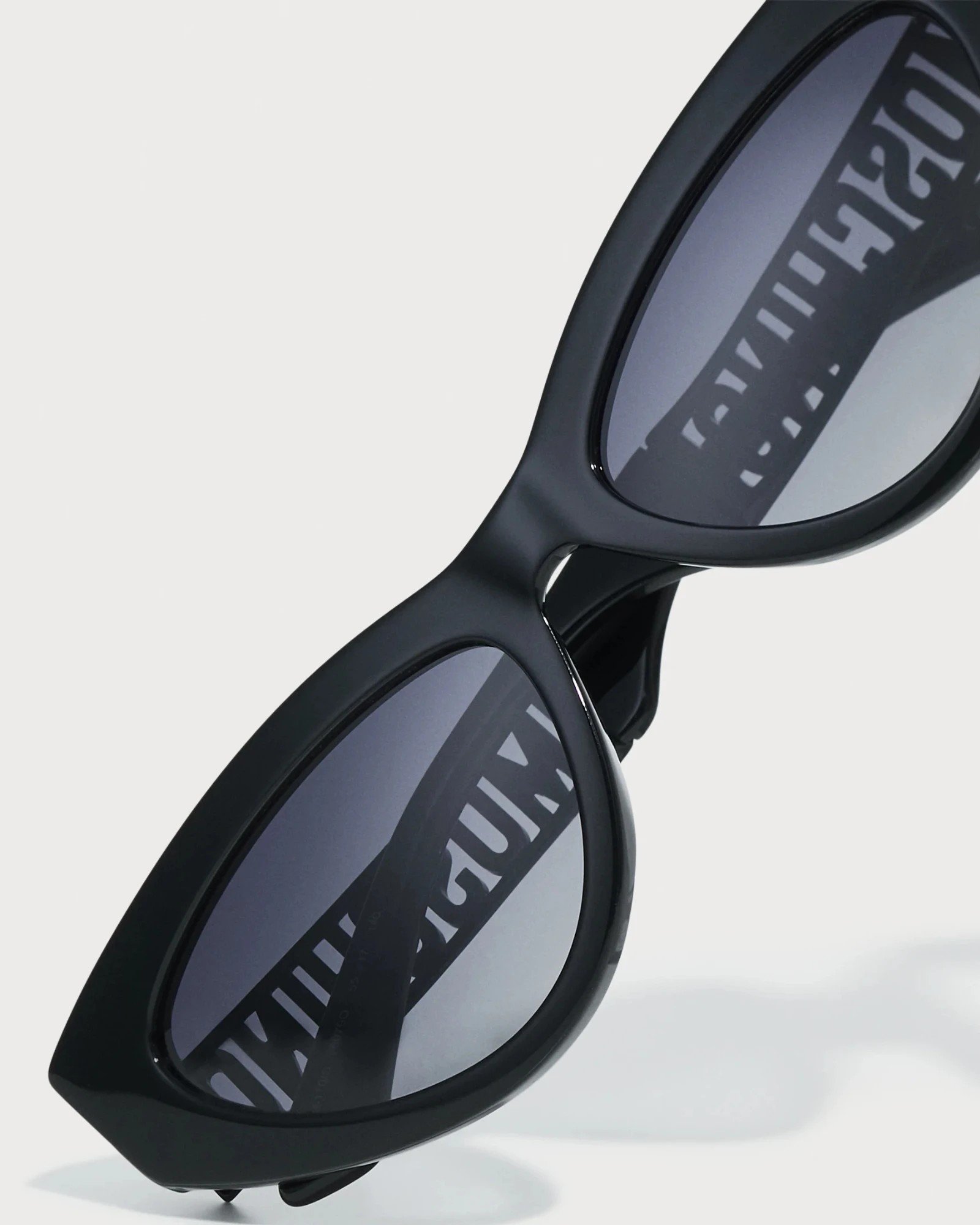 Moschino MOS160/S 807/9O μαύρα γυαλιά ηλίου κοντινή λεπτομέρεια σκελετού και γκρι φακών