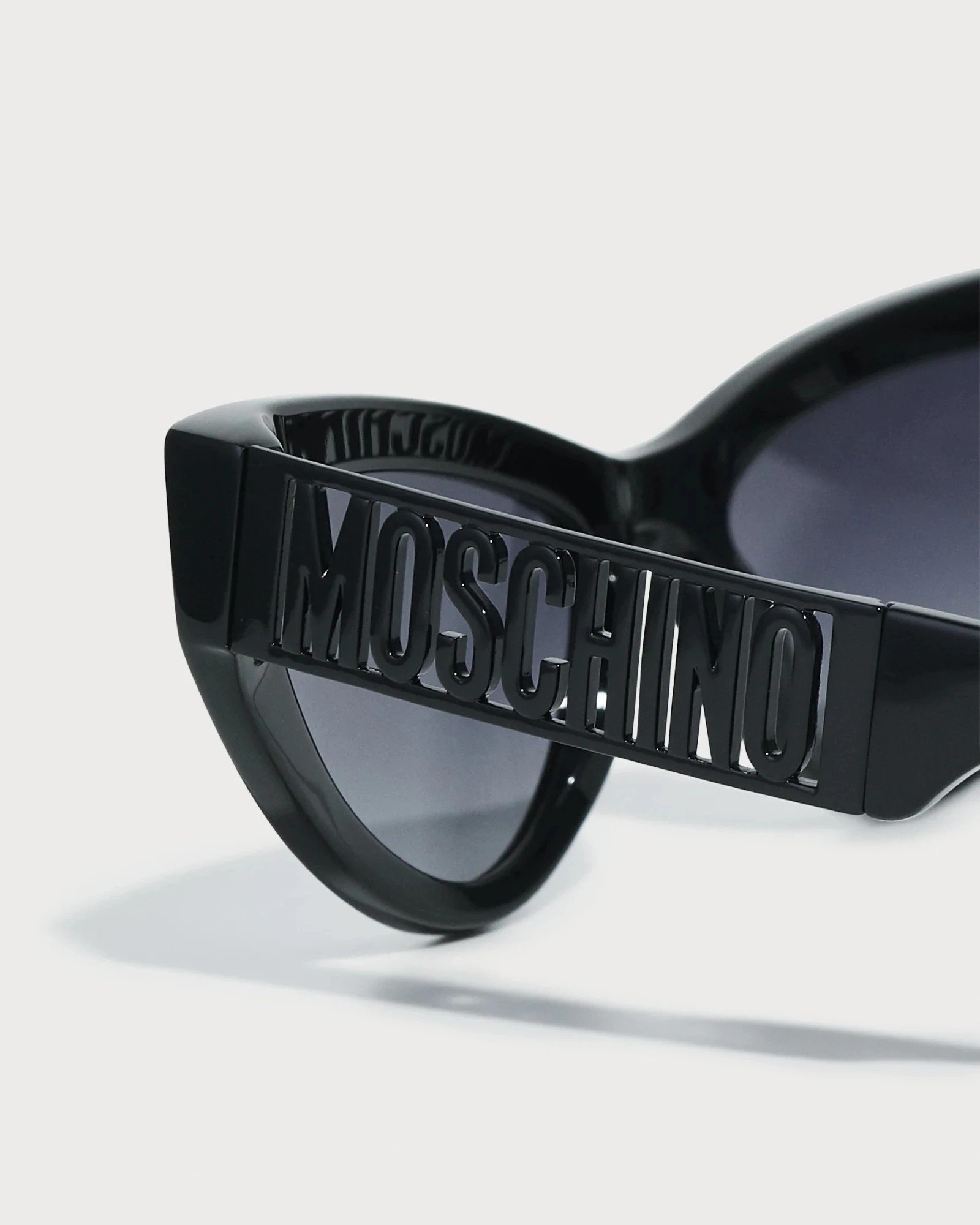 Moschino MOS160/S 807/9O μαύρα γυαλιά ηλίου κοντινή λεπτομέρεια λογοτύπου Moschino στον βραχίονα