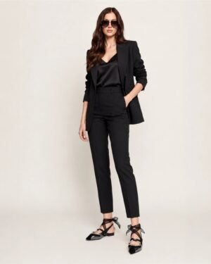 Γυναικείο μοντέλο φορά PINKO Gianira 30 μαύρες slingback μπαλαρίνες