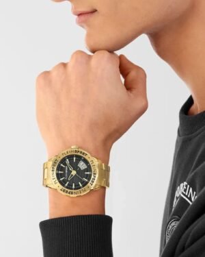 Ανδρικό μοντέλο που φορά Plein Sport Rampage PSGDA0924 χρυσό ρολόι 44mm με μαύρο καντράν