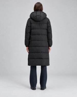 Scotch & Soda 178071-U008 γυναικείο μακρύ μαύρο puffer parka φορεμένο σε μοντέλο πίσω όψη