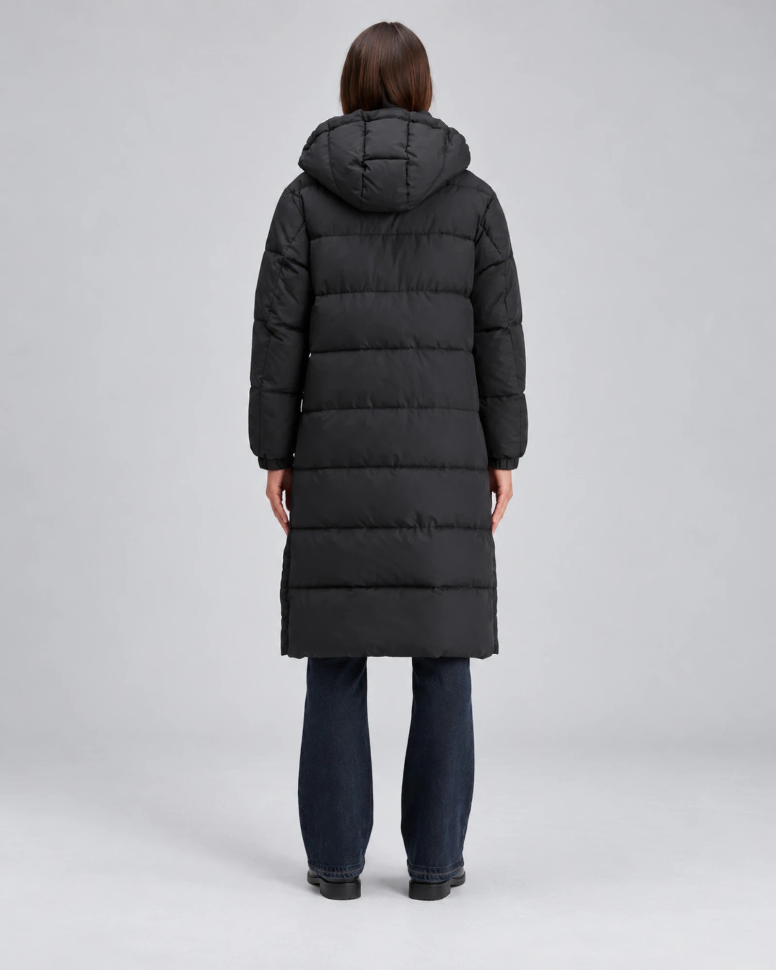 Scotch & Soda 178071-U008 γυναικείο μακρύ μαύρο puffer parka φορεμένο σε μοντέλο πίσω όψη