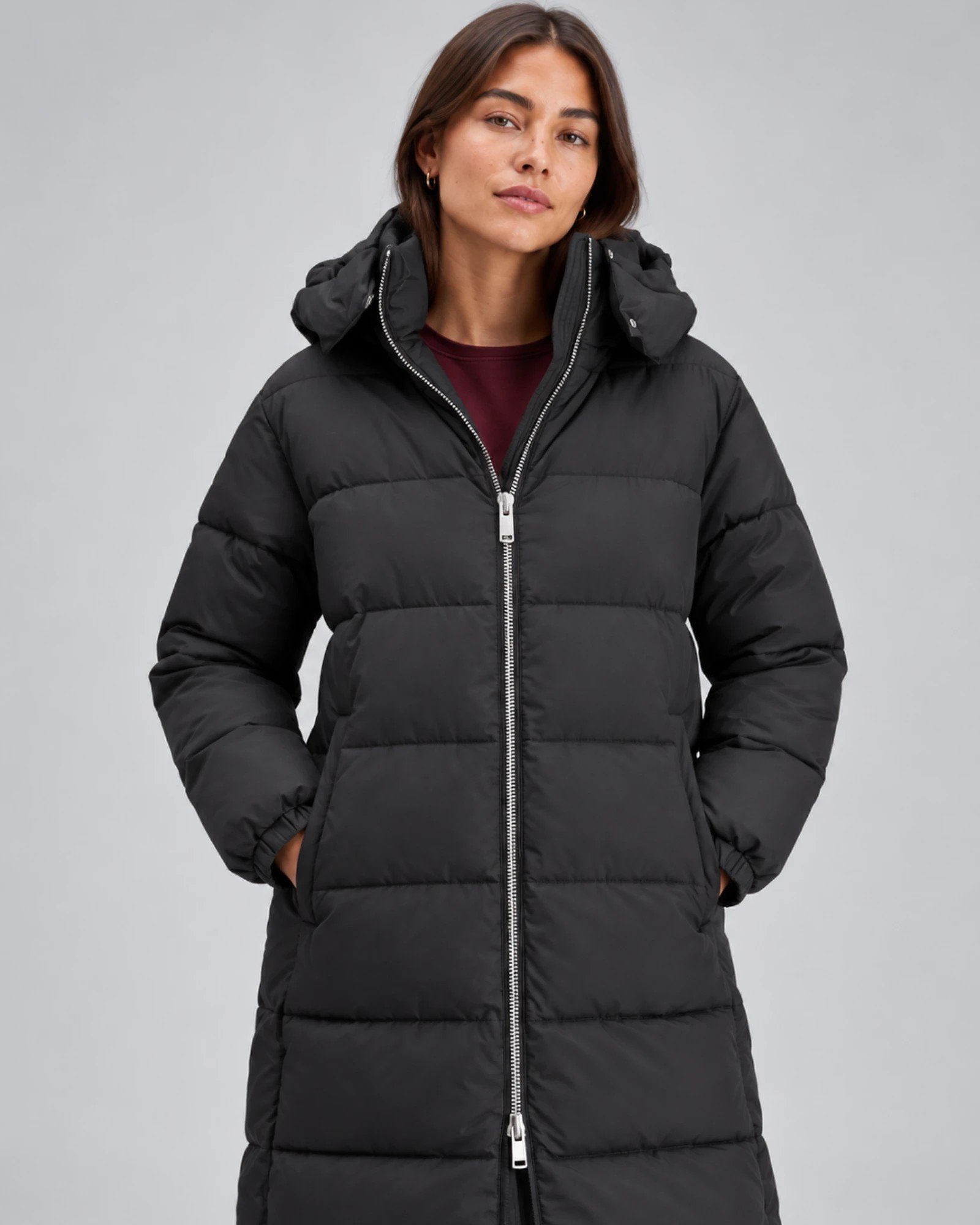 Scotch & Soda 178071-U008 γυναικείο μαύρο puffer parka φορεμένο σε μοντέλο κοντινή μπροστινή λήψη