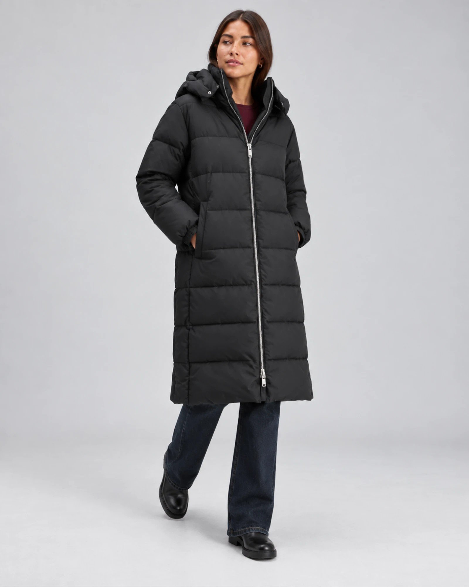 Scotch & Soda 178071-U008 γυναικείο μακρύ μαύρο puffer parka φορεμένο σε μοντέλο σε κίνηση
