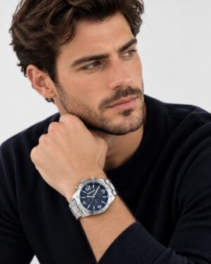 Ανδρικό μοντέλο που φορά Timberland Stranton TBL15358JS03M με ασημί μπρασελέ και μπλε καντράν
