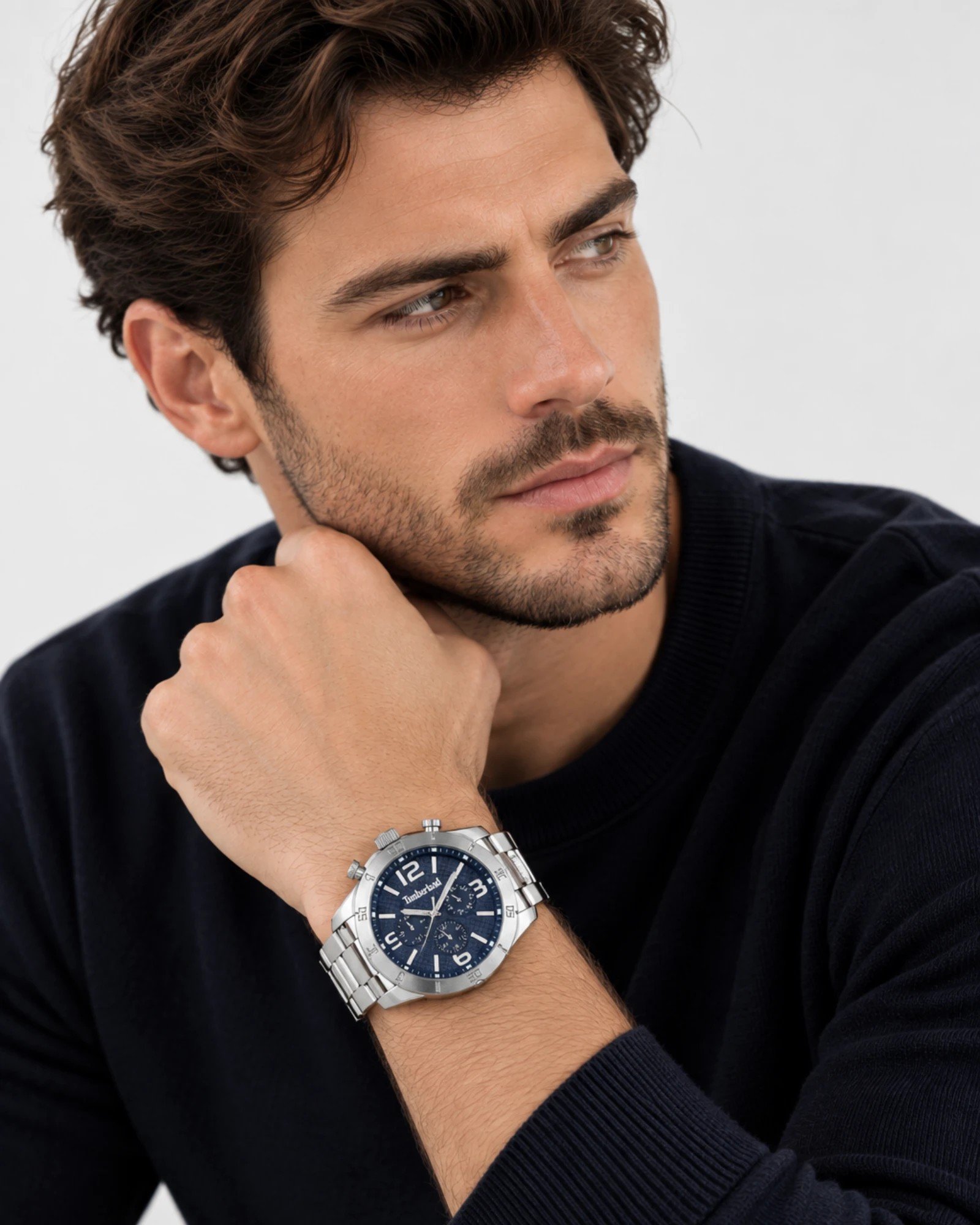 Ανδρικό μοντέλο που φορά Timberland Stranton TBL15358JS03M με ασημί μπρασελέ και μπλε καντράν