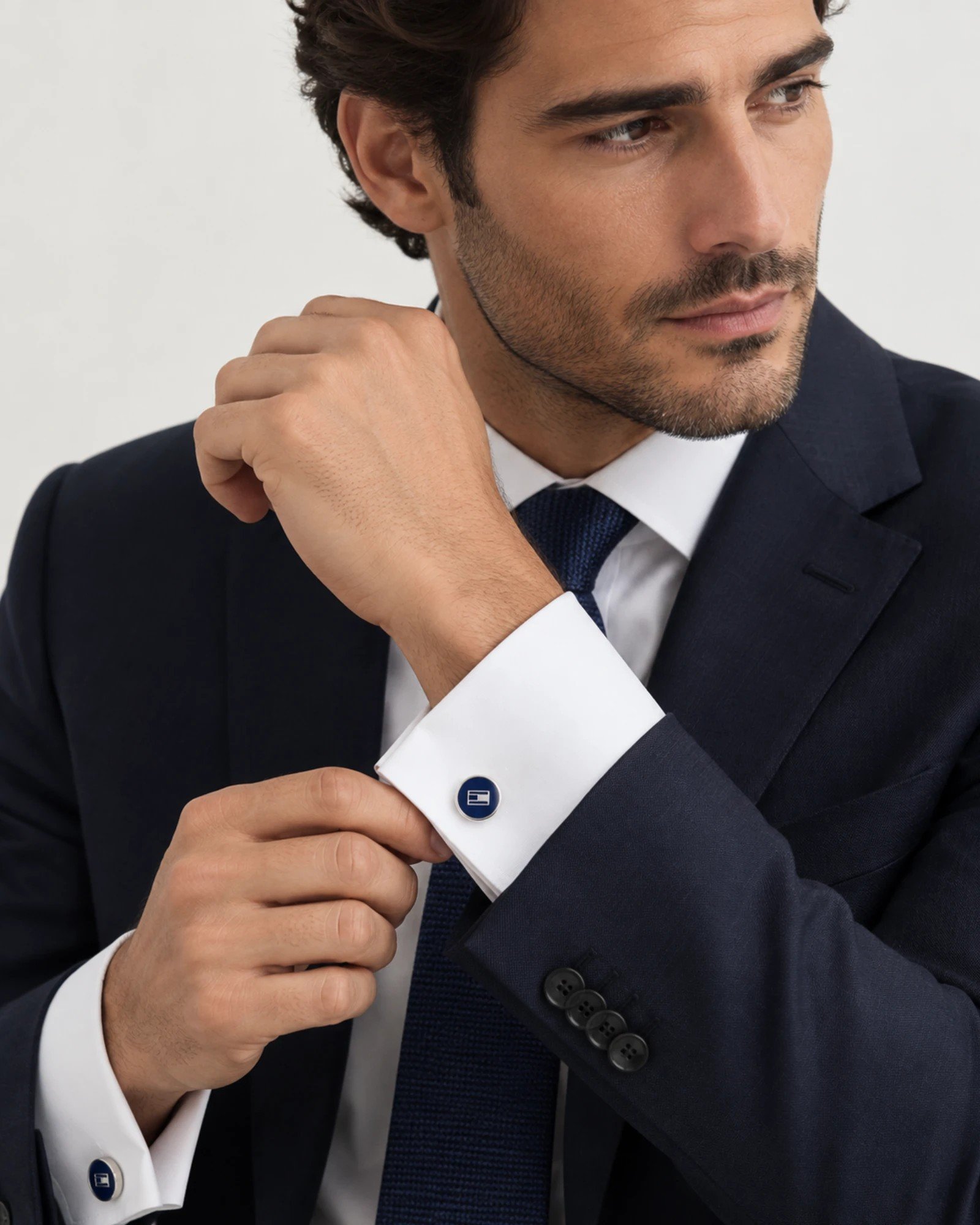 Ανδρικό μοντέλο με navy κοστούμι που φορά Tommy Hilfiger 2790353 μανικετόκουμπα σε ασημί και σκούρο μπλε