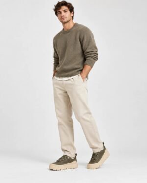 Ανδρικό μοντέλο φοράει UGG Heritage Utility 1170910-MBF πράσινα sneakers