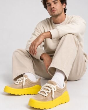 Ανδρικό μοντέλο φοράει UGG Heritage Utility 1170910-MMM μπεζ κίτρινα sneakers