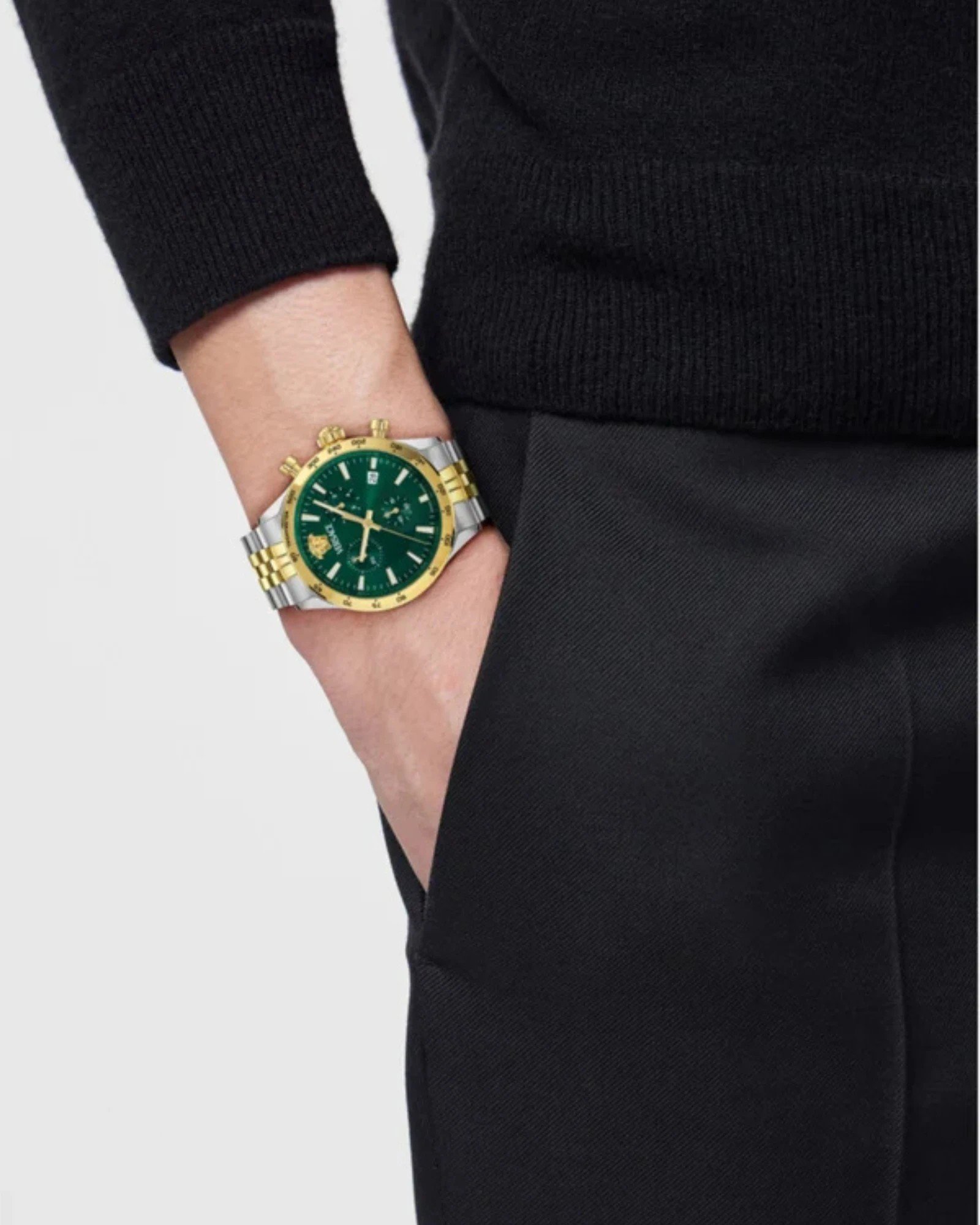 Versace Hellenyium Chrono Petite VECFA0224 δίχρωμο ρολόι 40mm με πράσινο καντράν φορεμένο στον καρπό